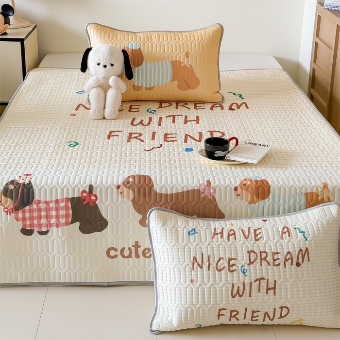 91家纺网 家纺一手货源 找家纺 顾里家纺 2025新款凉感丝数码印花ins大版卡通席三件套 好友腊肠狗