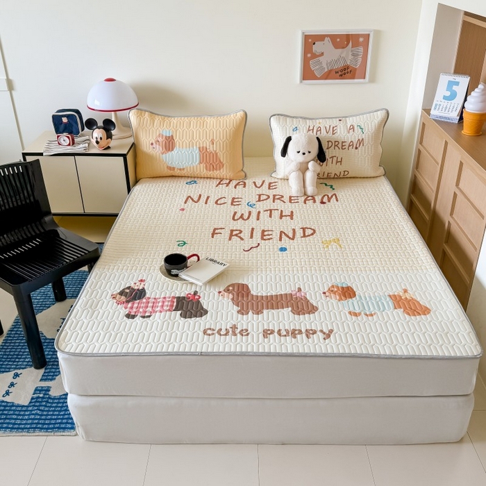 91家纺网 家纺一手货源 找家纺 顾里家纺 2025新款凉感丝数码印花ins大版卡通席三件套 好友腊肠狗