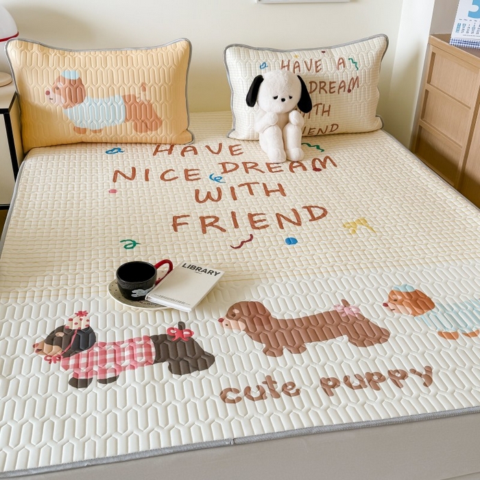 91家纺网 家纺一手货源 找家纺 顾里家纺 2025新款凉感丝数码印花ins大版卡通席三件套 好友腊肠狗