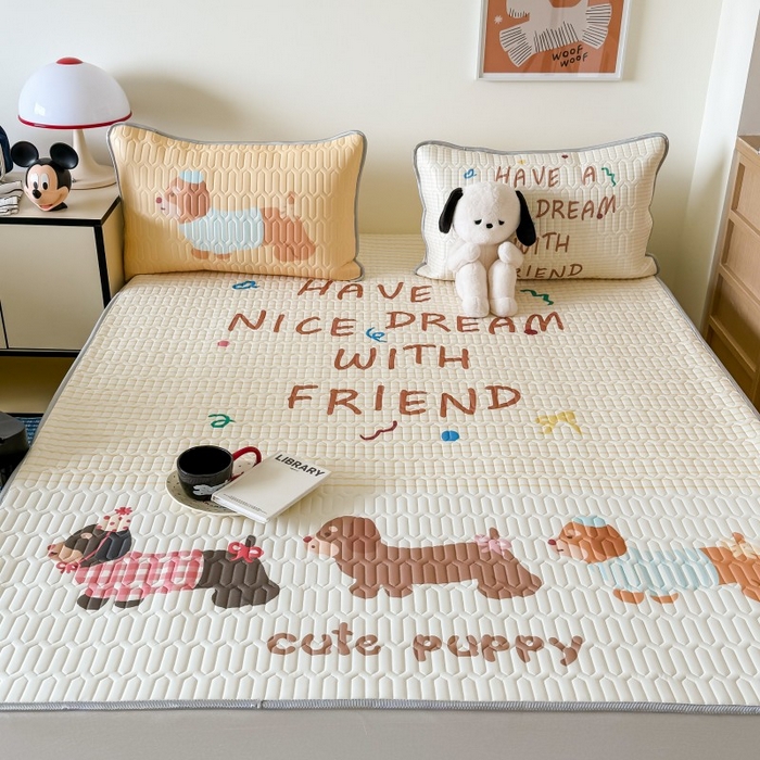 91家纺网 家纺一手货源 找家纺 顾里家纺 2025新款凉感丝数码印花ins大版卡通席三件套 好友腊肠狗