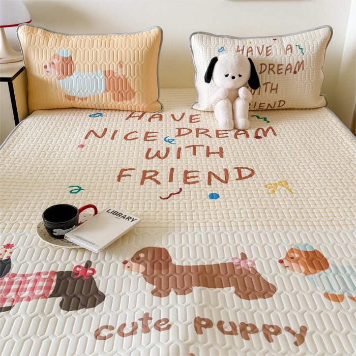 91家纺网 家纺一手货源 找家纺 顾里家纺 2025新款凉感丝数码印花ins大版卡通席三件套 好友腊肠狗