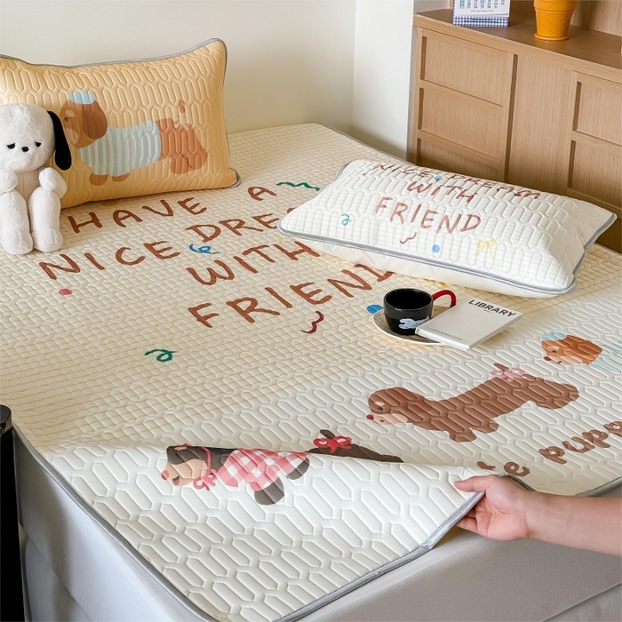 91家纺网 家纺一手货源 找家纺 顾里家纺 2025新款凉感丝数码印花ins大版卡通席三件套 好友腊肠狗