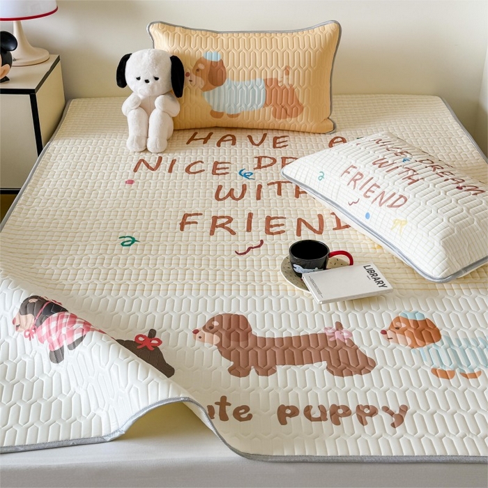 91家纺网 家纺一手货源 找家纺 顾里家纺 2025新款凉感丝数码印花ins大版卡通席三件套 好友腊肠狗