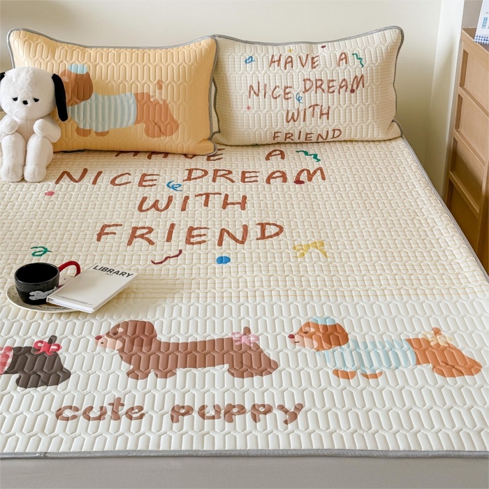 91家纺网 家纺一手货源 找家纺 顾里家纺 2025新款凉感丝数码印花ins大版卡通席三件套 好友腊肠狗