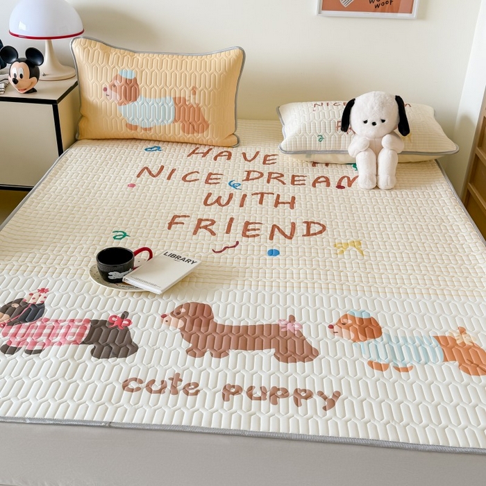 91家纺网 家纺一手货源 找家纺 顾里家纺 2025新款凉感丝数码印花ins大版卡通席三件套 好友腊肠狗