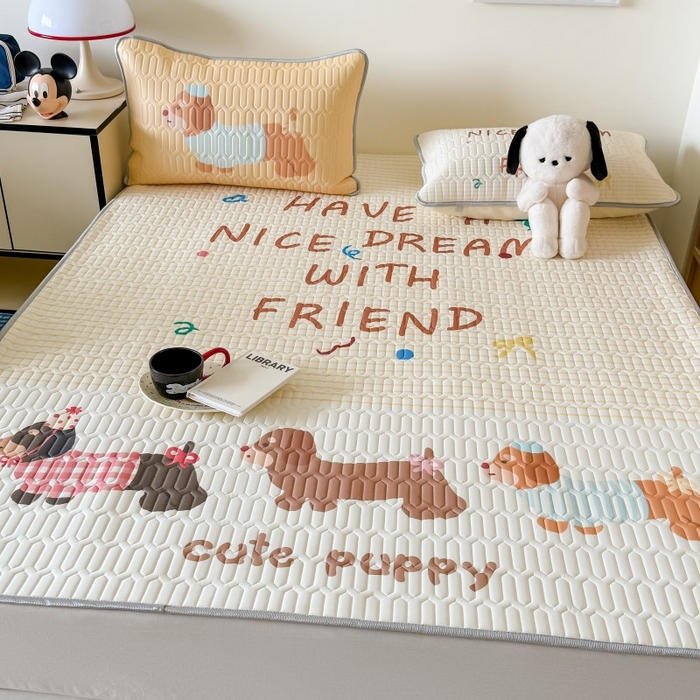 91家纺网 家纺一手货源 找家纺 顾里家纺 2025新款凉感丝数码印花ins大版卡通席三件套 好友腊肠狗