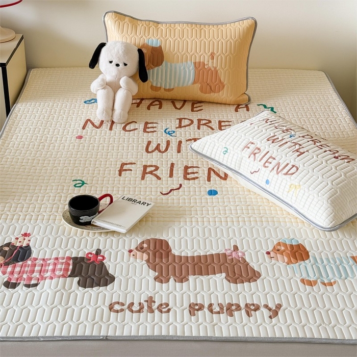 91家纺网 家纺一手货源 找家纺 顾里家纺 2025新款凉感丝数码印花ins大版卡通席三件套 好友腊肠狗