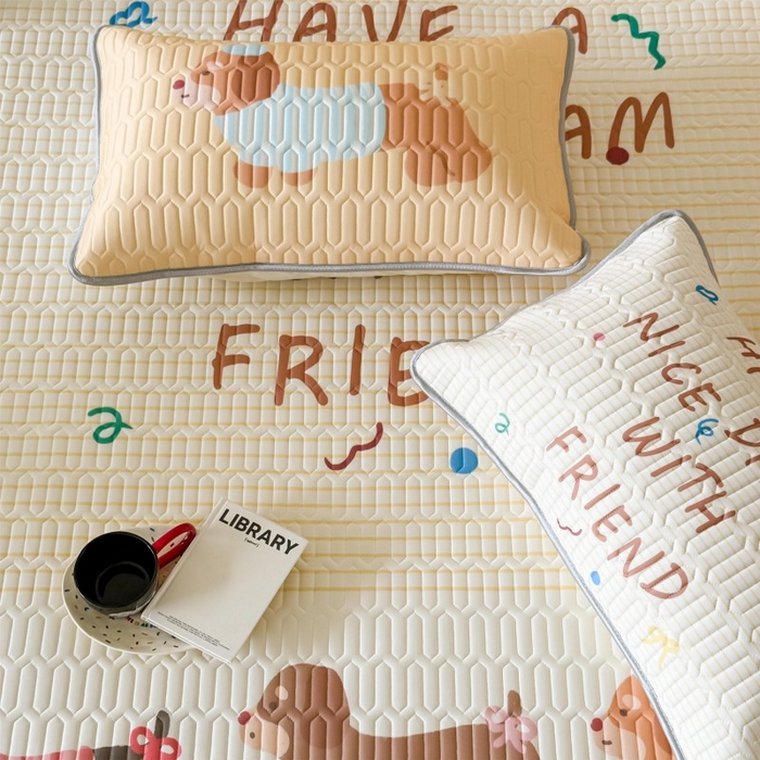 91家纺网 家纺一手货源 找家纺 顾里家纺 2025新款凉感丝数码印花ins大版卡通席三件套 好友腊肠狗