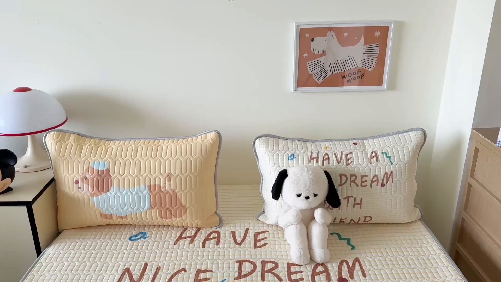 91家纺网 家纺一手货源 找家纺 顾里家纺 2025新款凉感丝数码印花ins大版卡通席三件套 好友腊肠狗