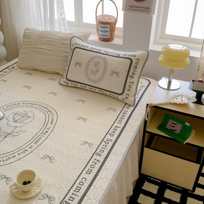 91家纺网 家纺一手货源 找家纺 顾里家纺 2025新款凉感丝数码印花ins大版卡通席三件套 赫本蝴蝶结