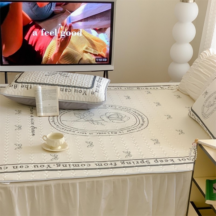 91家纺网 家纺一手货源 找家纺 顾里家纺 2025新款凉感丝数码印花ins大版卡通席三件套 赫本蝴蝶结