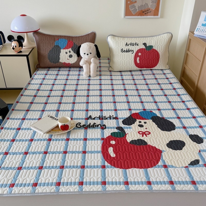 91家纺网 家纺一手货源 找家纺 顾里家纺 2025新款凉感丝数码印花ins大版卡通席三件套 蓝格苹果狗