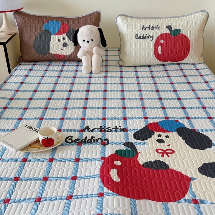 91家纺网 家纺一手货源 找家纺 顾里家纺 2025新款凉感丝数码印花ins大版卡通席三件套 蓝格苹果狗