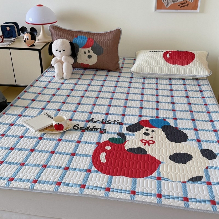 91家纺网 家纺一手货源 找家纺 顾里家纺 2025新款凉感丝数码印花ins大版卡通席三件套 蓝格苹果狗