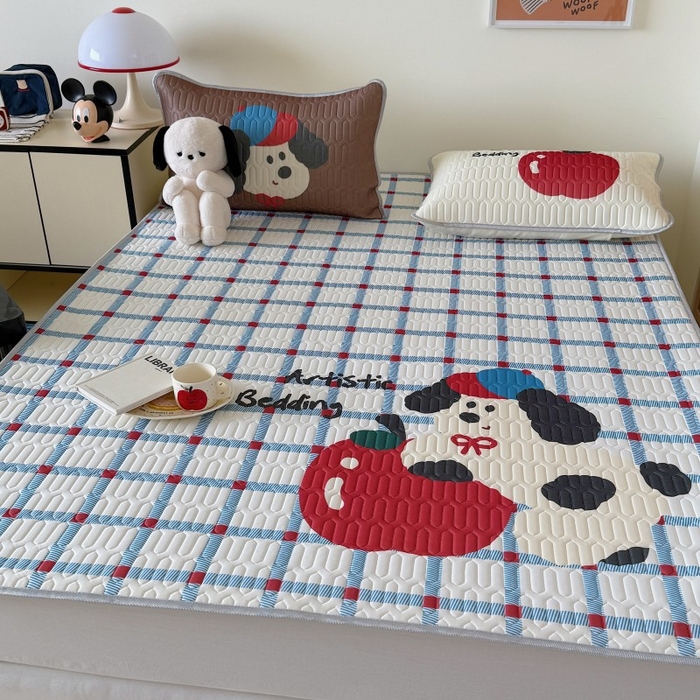 91家纺网 家纺一手货源 找家纺 顾里家纺 2025新款凉感丝数码印花ins大版卡通席三件套 蓝格苹果狗