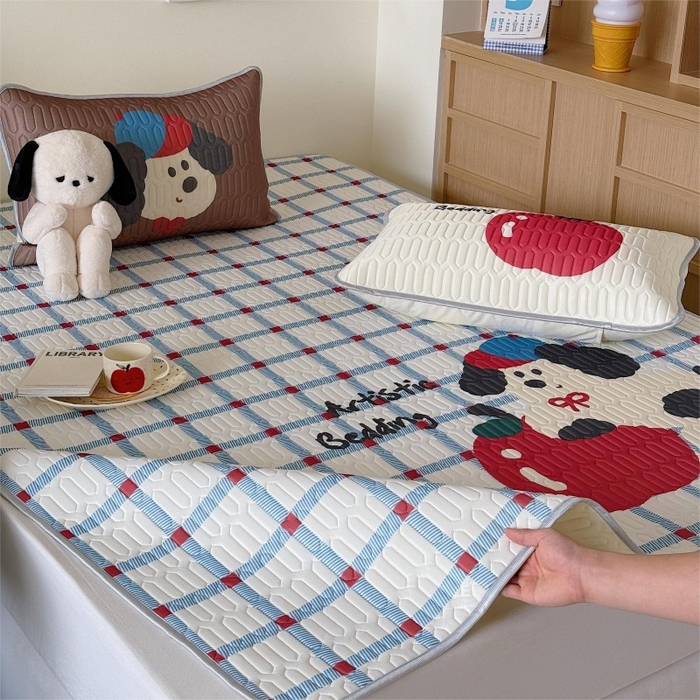 91家纺网 家纺一手货源 找家纺 顾里家纺 2025新款凉感丝数码印花ins大版卡通席三件套 蓝格苹果狗