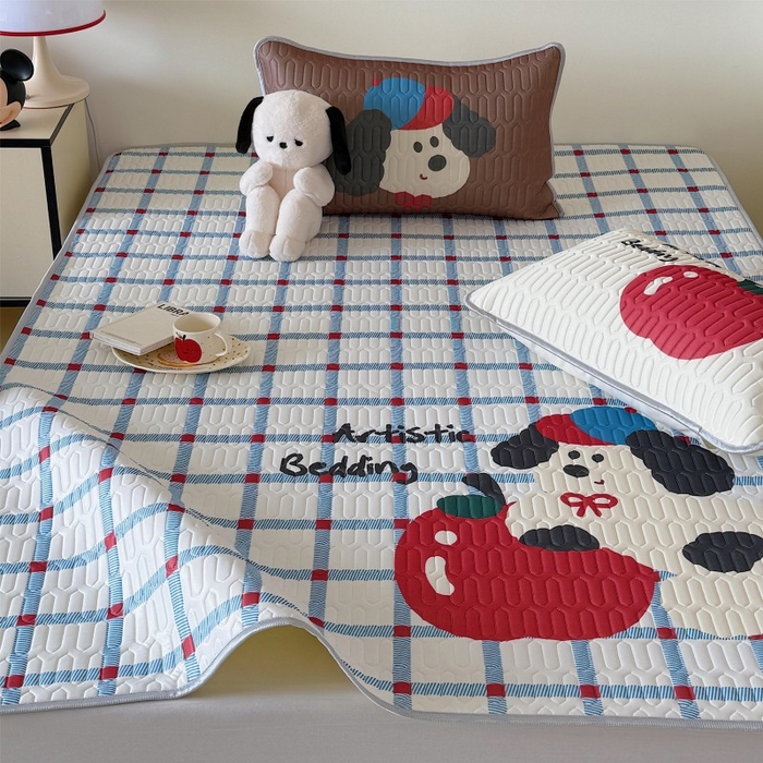 91家纺网 家纺一手货源 找家纺 顾里家纺 2025新款凉感丝数码印花ins大版卡通席三件套 蓝格苹果狗