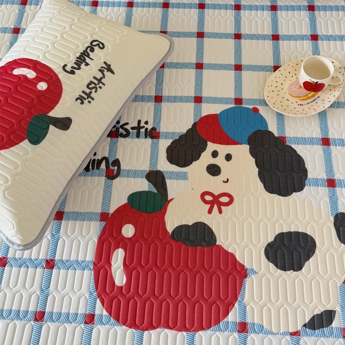 91家纺网 家纺一手货源 找家纺 顾里家纺 2025新款凉感丝数码印花ins大版卡通席三件套 蓝格苹果狗