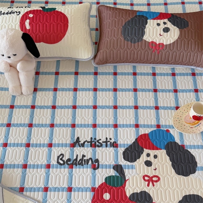 91家纺网 家纺一手货源 找家纺 顾里家纺 2025新款凉感丝数码印花ins大版卡通席三件套 蓝格苹果狗