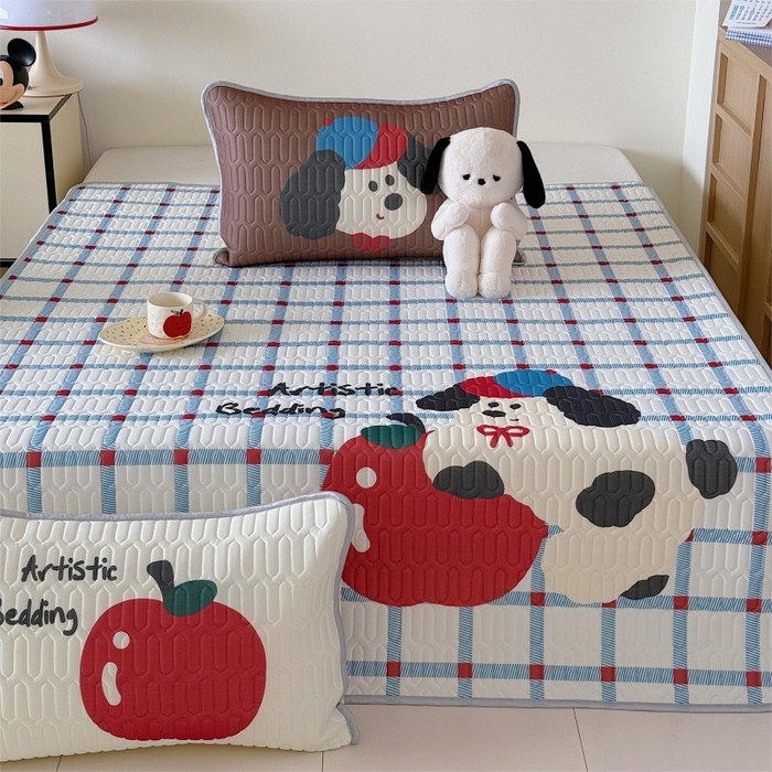 91家纺网 家纺一手货源 找家纺 顾里家纺 2025新款凉感丝数码印花ins大版卡通席三件套 蓝格苹果狗