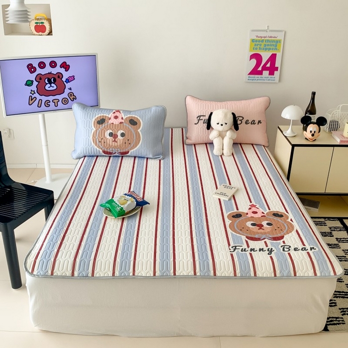 91家纺网 家纺一手货源 找家纺 顾里家纺 2025新款凉感丝数码印花ins大版卡通席三件套 蓝条小熊