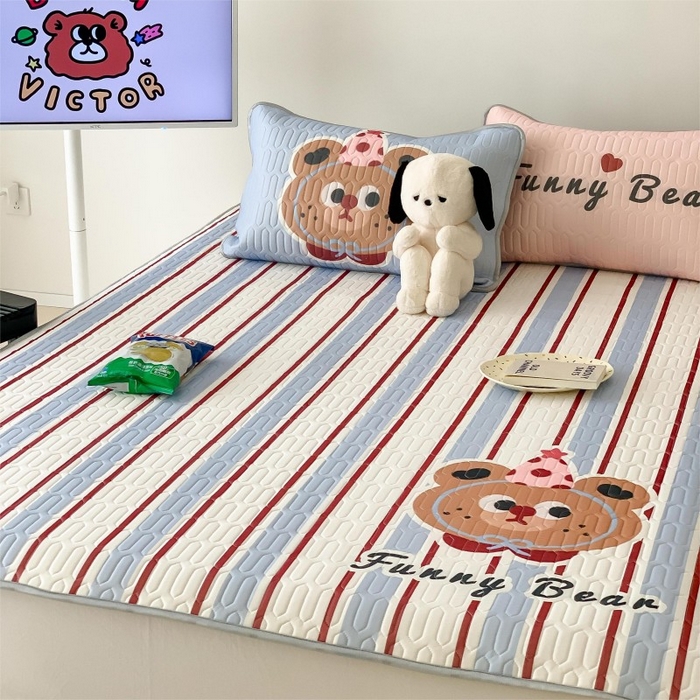 91家纺网 家纺一手货源 找家纺 顾里家纺 2025新款凉感丝数码印花ins大版卡通席三件套 蓝条小熊