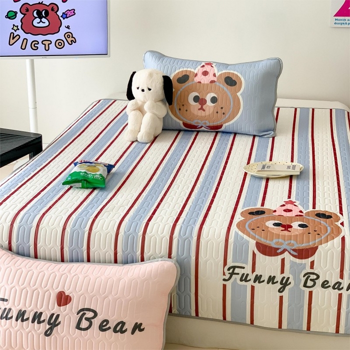 91家纺网 家纺一手货源 找家纺 顾里家纺 2025新款凉感丝数码印花ins大版卡通席三件套 蓝条小熊