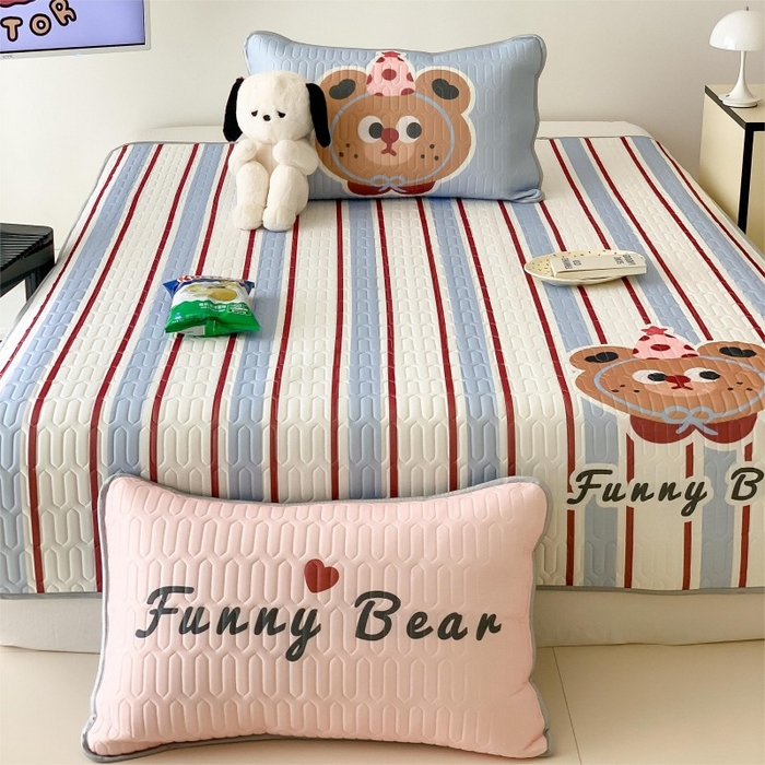 91家纺网 家纺一手货源 找家纺 顾里家纺 2025新款凉感丝数码印花ins大版卡通席三件套 蓝条小熊