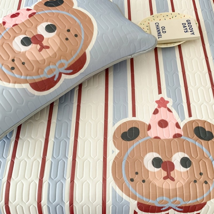 91家纺网 家纺一手货源 找家纺 顾里家纺 2025新款凉感丝数码印花ins大版卡通席三件套 蓝条小熊