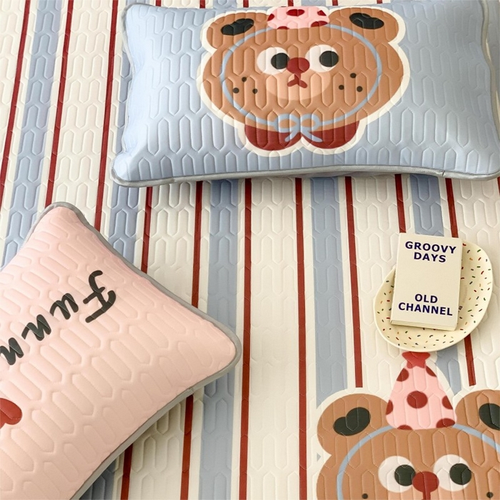 91家纺网 家纺一手货源 找家纺 顾里家纺 2025新款凉感丝数码印花ins大版卡通席三件套 蓝条小熊