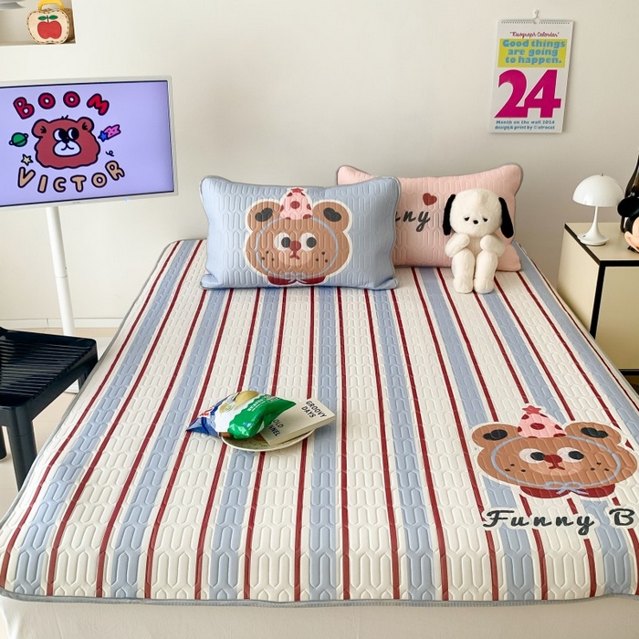 91家纺网 家纺一手货源 找家纺 顾里家纺 2025新款凉感丝数码印花ins大版卡通席三件套 蓝条小熊