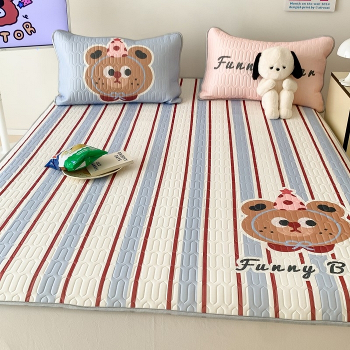 91家纺网 家纺一手货源 找家纺 顾里家纺 2025新款凉感丝数码印花ins大版卡通席三件套 蓝条小熊