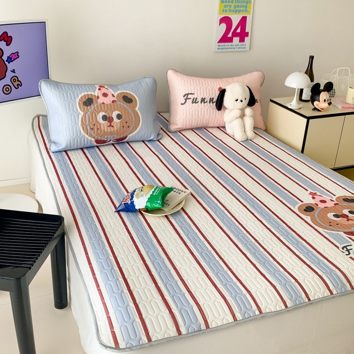 91家纺网 家纺一手货源 找家纺 顾里家纺 2025新款凉感丝数码印花ins大版卡通席三件套 蓝条小熊