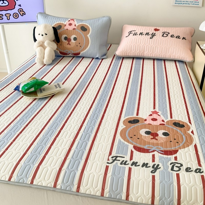 91家纺网 家纺一手货源 找家纺 顾里家纺 2025新款凉感丝数码印花ins大版卡通席三件套 蓝条小熊