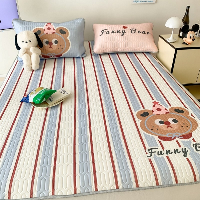 91家纺网 家纺一手货源 找家纺 顾里家纺 2025新款凉感丝数码印花ins大版卡通席三件套 蓝条小熊