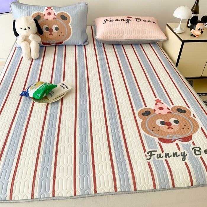 91家纺网 家纺一手货源 找家纺 顾里家纺 2025新款凉感丝数码印花ins大版卡通席三件套 蓝条小熊