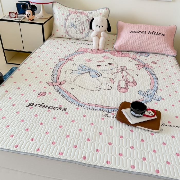 91家纺网 家纺一手货源 找家纺 顾里家纺 2025新款凉感丝数码印花ins大版卡通席三件套 洛丽塔猫