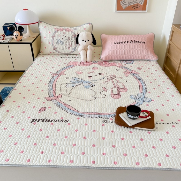 91家纺网 家纺一手货源 找家纺 顾里家纺 2025新款凉感丝数码印花ins大版卡通席三件套 洛丽塔猫