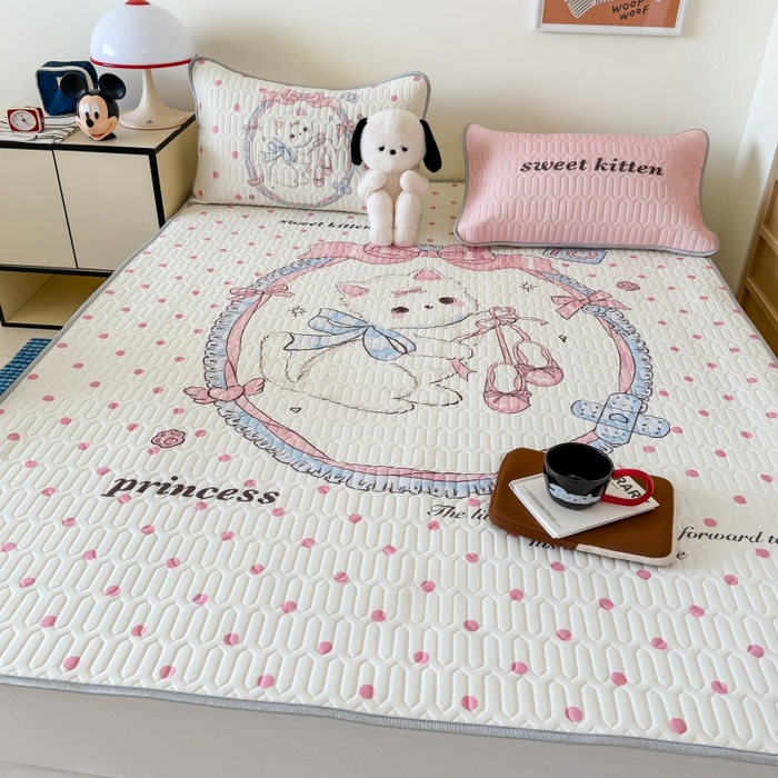 91家纺网 家纺一手货源 找家纺 顾里家纺 2025新款凉感丝数码印花ins大版卡通席三件套 洛丽塔猫