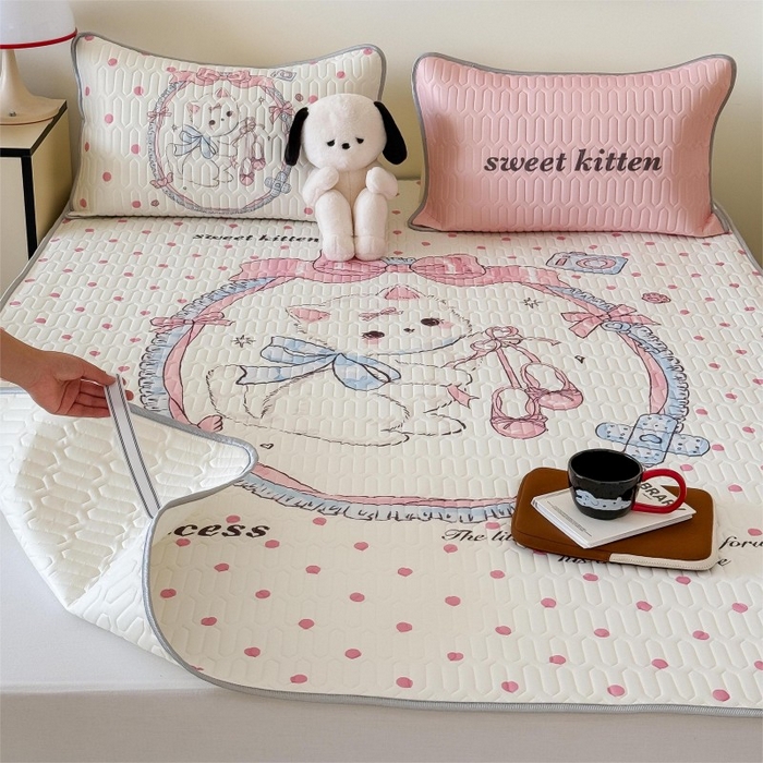 91家纺网 家纺一手货源 找家纺 顾里家纺 2025新款凉感丝数码印花ins大版卡通席三件套 洛丽塔猫