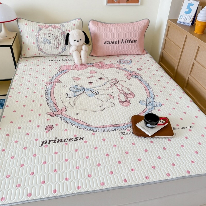 91家纺网 家纺一手货源 找家纺 顾里家纺 2025新款凉感丝数码印花ins大版卡通席三件套 洛丽塔猫