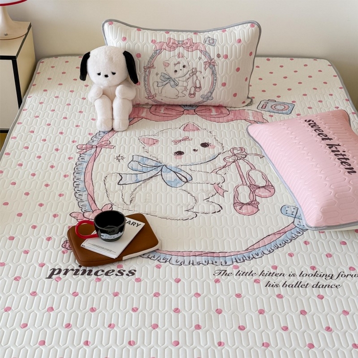 91家纺网 家纺一手货源 找家纺 顾里家纺 2025新款凉感丝数码印花ins大版卡通席三件套 洛丽塔猫