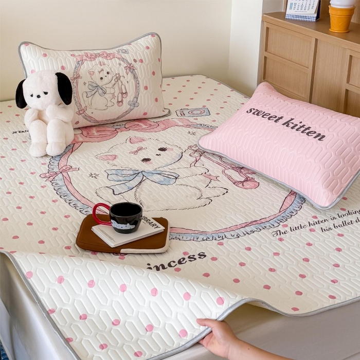 91家纺网 家纺一手货源 找家纺 顾里家纺 2025新款凉感丝数码印花ins大版卡通席三件套 洛丽塔猫