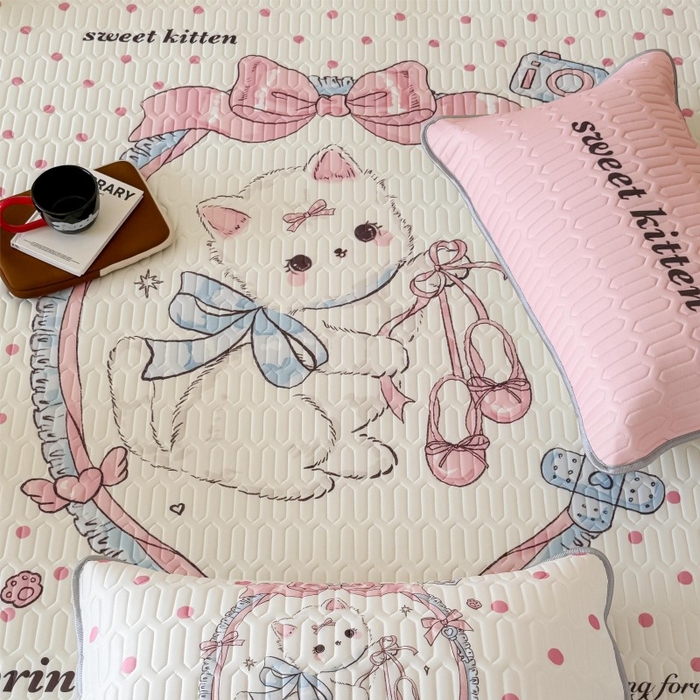 91家纺网 家纺一手货源 找家纺 顾里家纺 2025新款凉感丝数码印花ins大版卡通席三件套 洛丽塔猫