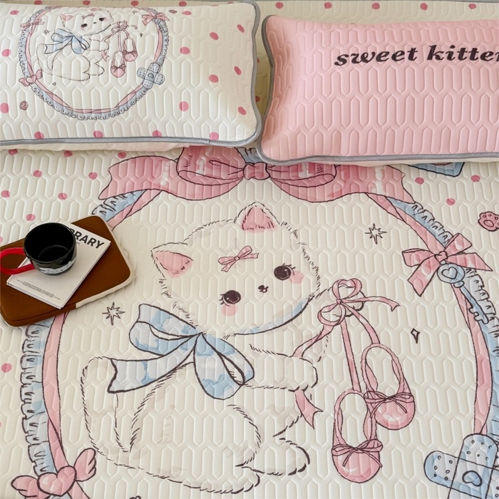 91家纺网 家纺一手货源 找家纺 顾里家纺 2025新款凉感丝数码印花ins大版卡通席三件套 洛丽塔猫