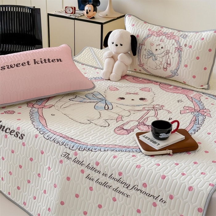 91家纺网 家纺一手货源 找家纺 顾里家纺 2025新款凉感丝数码印花ins大版卡通席三件套 洛丽塔猫