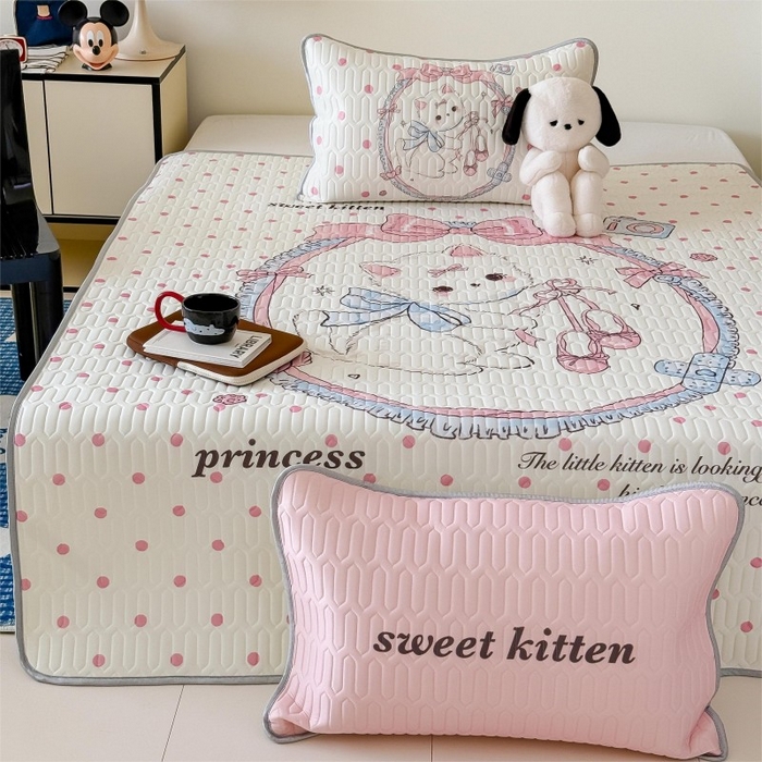 91家纺网 家纺一手货源 找家纺 顾里家纺 2025新款凉感丝数码印花ins大版卡通席三件套 洛丽塔猫