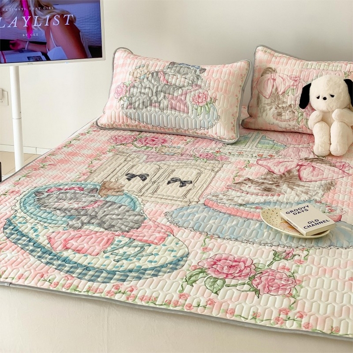 91家纺网 家纺一手货源 找家纺 顾里家纺 2025新款凉感丝数码印花ins大版卡通席三件套 猫猫梦想