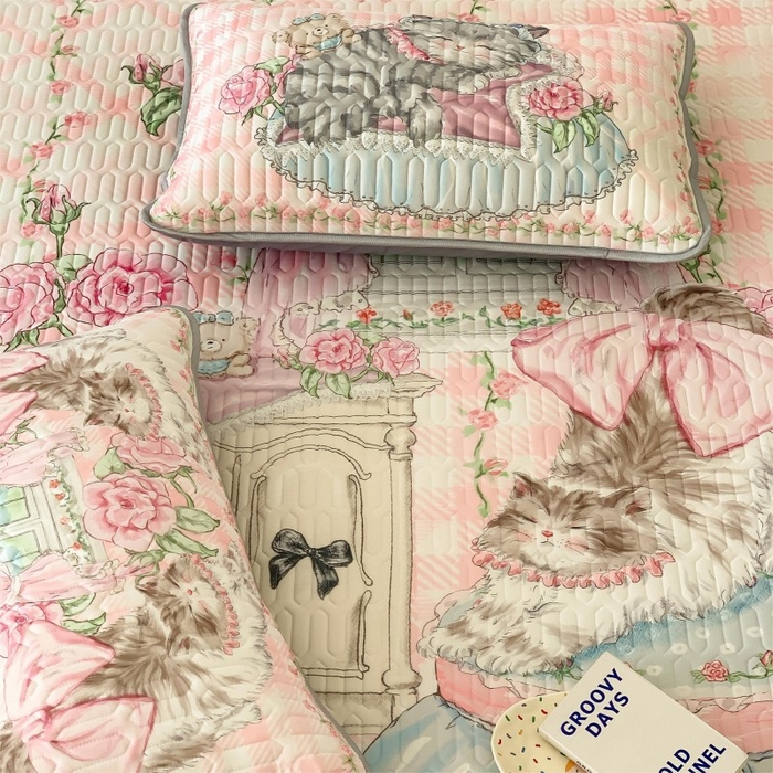 91家纺网 家纺一手货源 找家纺 顾里家纺 2025新款凉感丝数码印花ins大版卡通席三件套 猫猫梦想