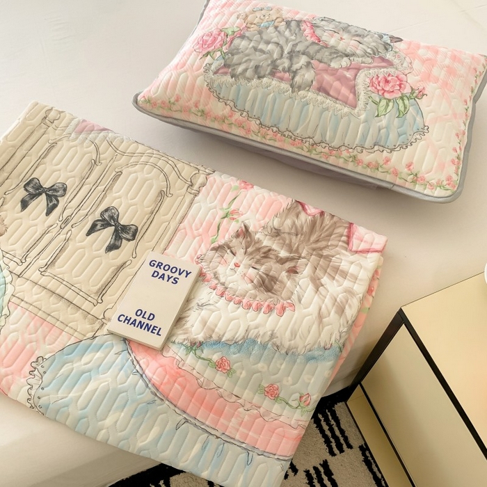 91家纺网 家纺一手货源 找家纺 顾里家纺 2025新款凉感丝数码印花ins大版卡通席三件套 猫猫梦想